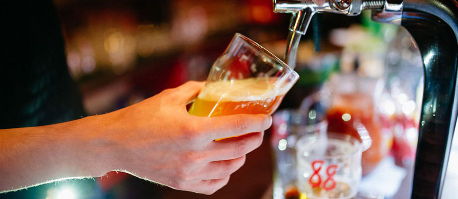 Как правильно наливать пиво в стакан и бокал