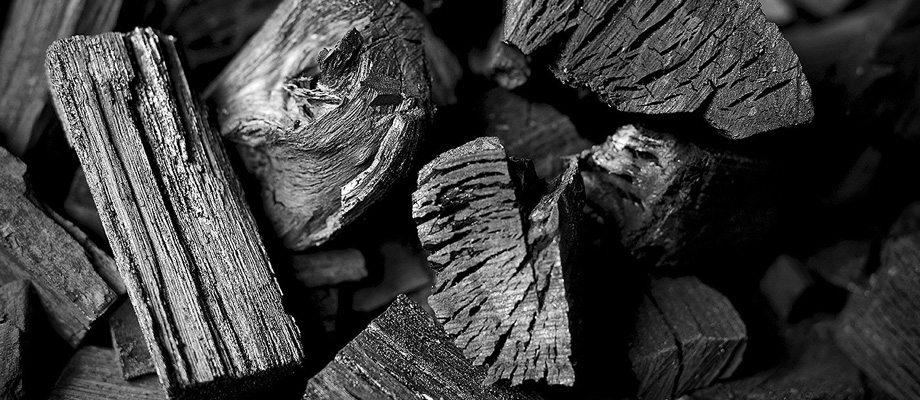 Очистка самогона древесным углем для шашлыка (мангала) от запаха и сивушных масел в домашних условиях